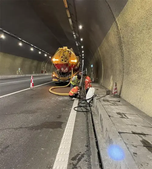 柯桥隧道排水渠清淤